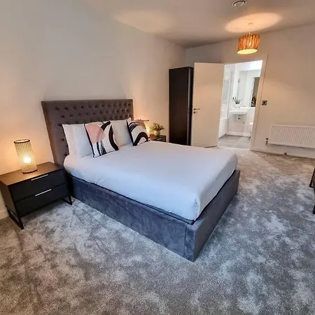 Casa de Férias Stunning 4-bedroom Townhouse With Free Parking Manchester