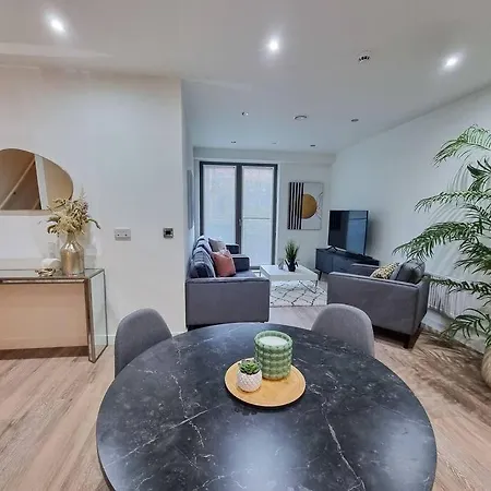 Stunning 4-bedroom Townhouse With Free Parking Casa de Férias