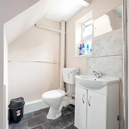 Private Retreat For 3 Near Centre *