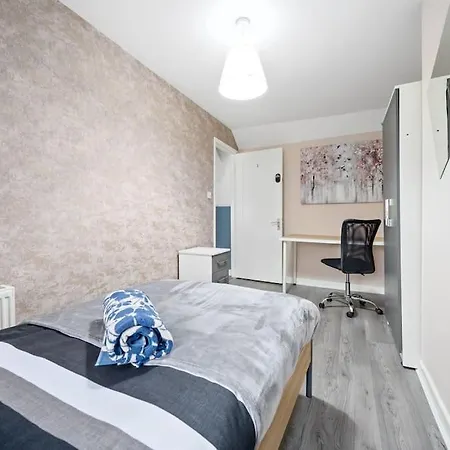 Апартаменты Private Retreat For 3 Near Centre