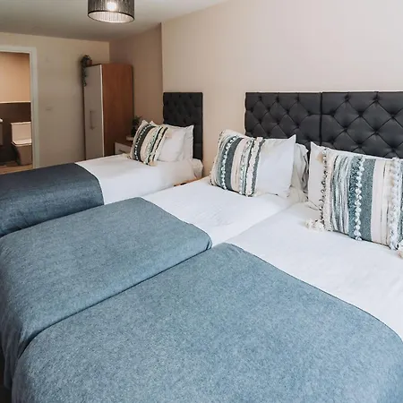 Ideal Near Old Trafford 公寓