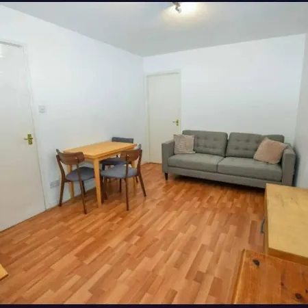 Double In Shared Flat In Greater Only For Female Guest Διαμέρισμα *