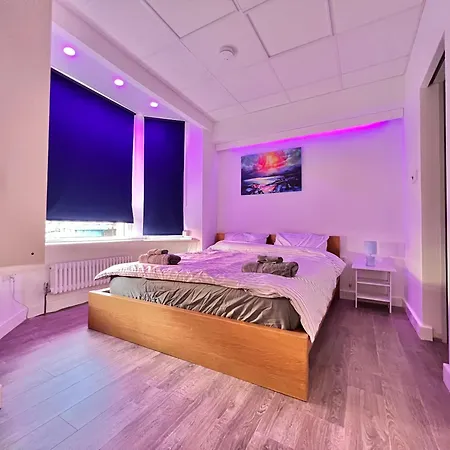 Pansiyon Lux Super King Private Bath Mediacity, Mufc, Salford Manchester