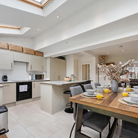 Pass The Keys Picture Perfect Haven In Didsbury Village - Free Parking & Ev Station