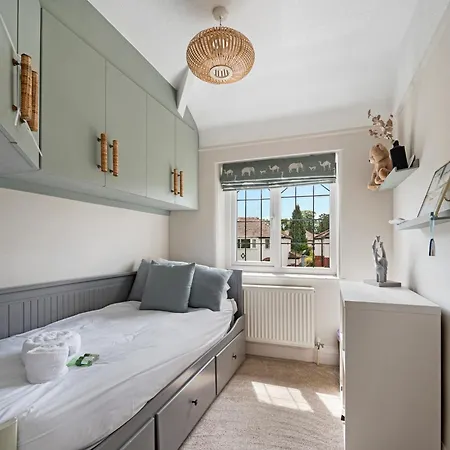 Pass The Keys Picture Perfect Haven In Didsbury Village - Free Parking & Ev Station *