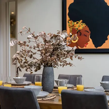 Ferienhaus Pass The Keys Picture Perfect Haven In Didsbury Village - Free Parking & Ev Station