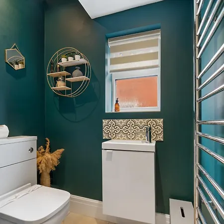 Ferienhaus Pass The Keys Picture Perfect Haven In Didsbury Village - Free Parking & Ev Station