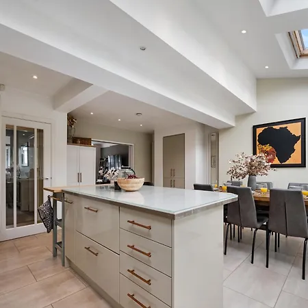 Ferienhaus Pass The Keys Picture Perfect Haven In Didsbury Village - Free Parking & Ev Station *