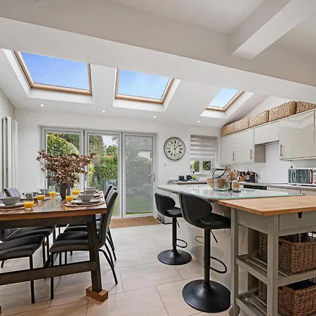 Ferienhaus Pass The Keys Picture Perfect Haven In Didsbury Village - Free Parking & Ev Station *