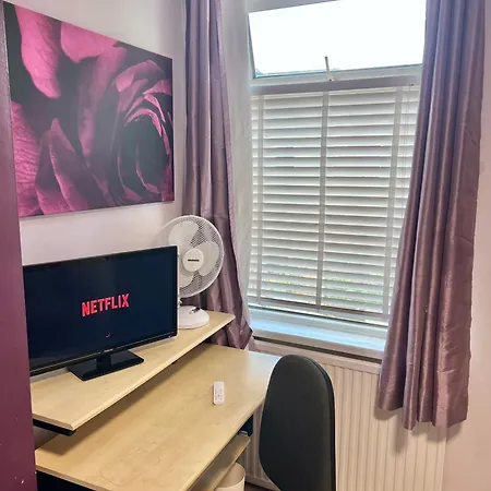 Budget Private Bedrooms W Dedicated Bath Mediacity, Mufc Salford Manchester