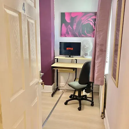 Pansiyon Budget Private Bedrooms W Dedicated Bath Mediacity, Mufc Salford *