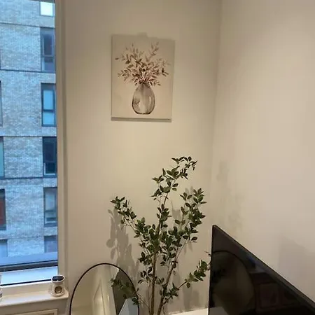 Modern Trafford 1br Apartment-free Parking-cinema *