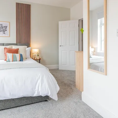 Modern Salford 3 Bedroom House, 3 Bathroom, Easy Access, Ideal For Contractors & Long - Nordstay Manchester