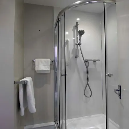 Cresta Court Олтрингем