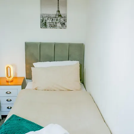 The Wynne House - 3 Bedroom Luxury House With 5 Beds & Free Parking Near Centre, And A Walking Distance To The Etihad Stadium & Coop Live Arena Feriehus