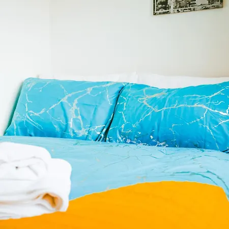 The Wynne House - 3 Bedroom Luxury House With 5 Beds & Free Parking Near Centre, And A Walking Distance To The Etihad Stadium & Coop Live Arena Feriehus