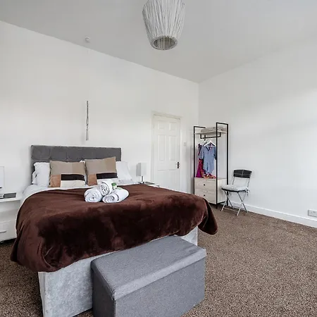 Pass The Keys 3-bed In Lively Levenshulme Village - Sleeps 5, Ideal For Families & Groups * Manchester