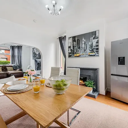 Pass The Keys 3-bed In Lively Levenshulme Village - Sleeps 5, Ideal For Families & Groups Manchester