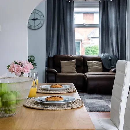 Pass The Keys 3-bed In Lively Levenshulme Village - Sleeps 5, Ideal For Families & Groups Prázdninový dům Manchester