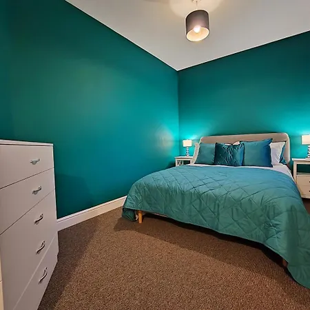 Lägenhet Luxury Four Bedroom With Parking Manchester