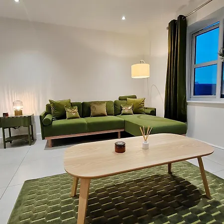 Luxury Four Bedroom With Parking Lägenhet *