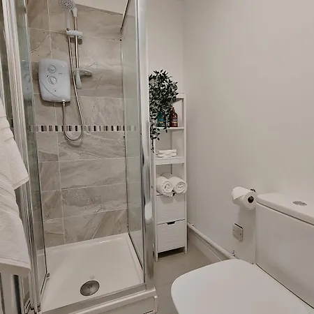 Luxury Four Bedroom With Parking Manchester