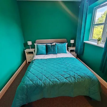 Luxury Four Bedroom With Parking *
