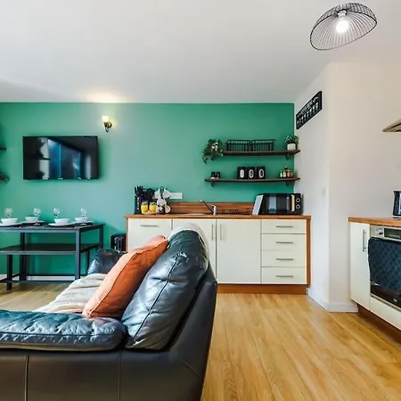 شقة Modern 2br Near Centre - Free Parking Garage *