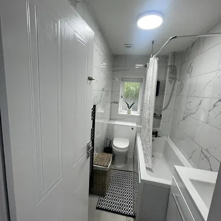 Entire Two Bed House With Gated Off Street Parking * Manchester