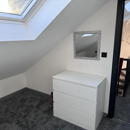 Sleeps 5 With Parking Manchester