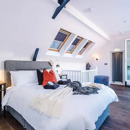 Incredible 3bed Townhouse, Rooftop Patio, Sleeps 6