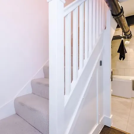 Apartment Incredible 3bed Townhouse, Rooftop Patio, Sleeps 6 *