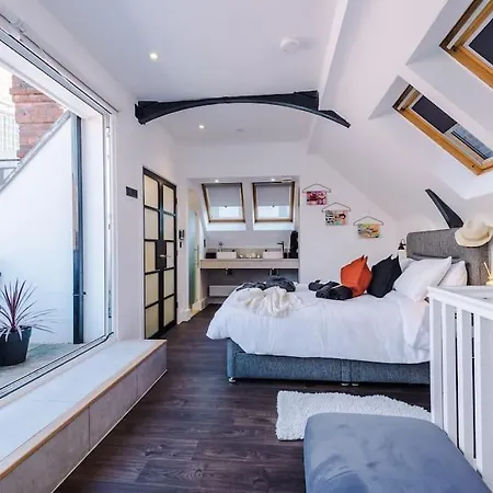 Incredible 3bed Townhouse, Rooftop Patio, Sleeps 6 Apartment