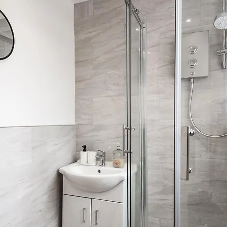 Sophisticated & Stylish Flat Near Airport - Sleeps 9 Manchester