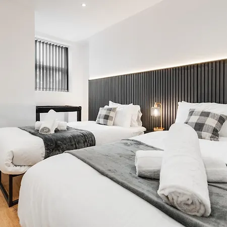 Sophisticated & Stylish Flat Near Airport - Sleeps 9 *