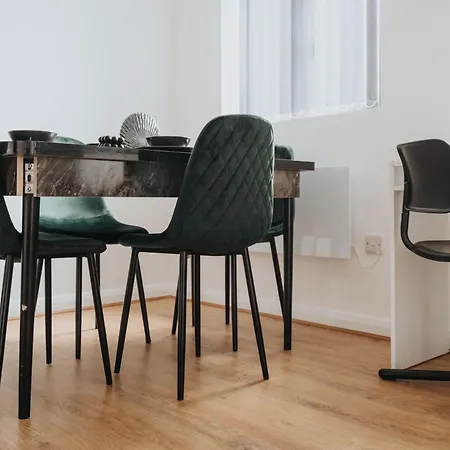 Sophisticated & Stylish Flat Near Airport - Sleeps 9 *