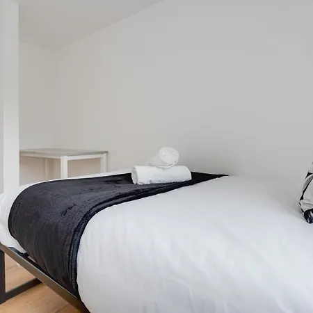 Sophisticated & Stylish Flat Near Airport - Sleeps 9 * Manchester