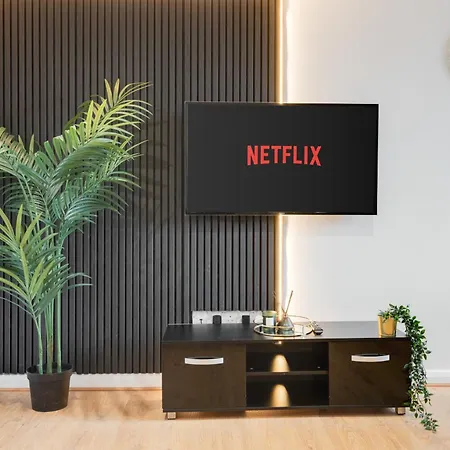 Sophisticated & Stylish Flat Near Airport - Sleeps 9