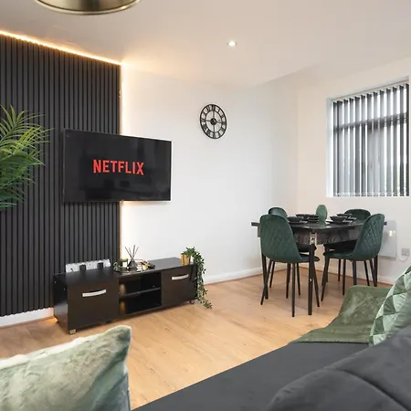 Sophisticated & Stylish Flat Near Airport - Sleeps 9