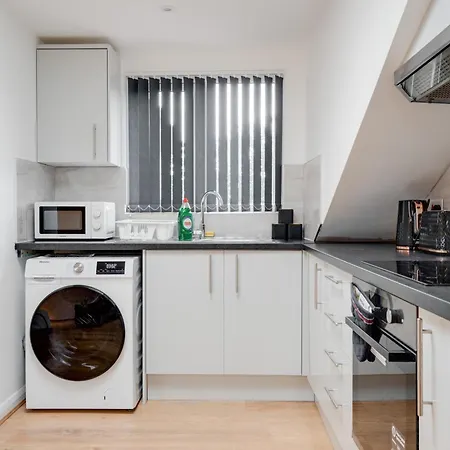 Scandi Loft Style - Sleeps 6 - Near Airport مانشستر