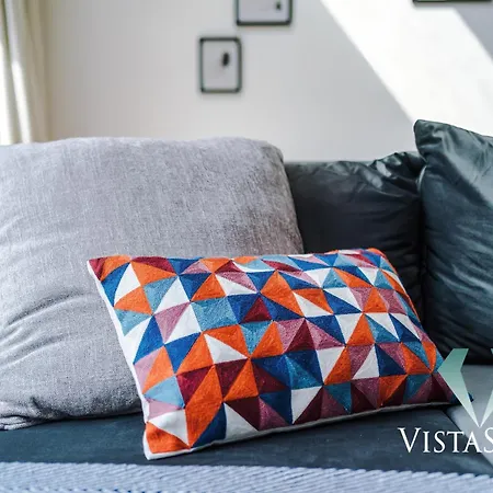 Modern 3 Bed W Pool Table & Free Parking By Vista Short Lets