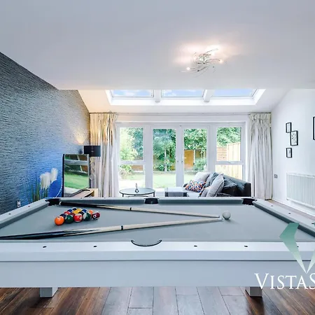 Modern 3 Bed W Pool Table & Free Parking By Vista Short Lets