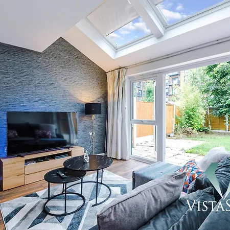 Modern 3 Bed W Pool Table & Free Parking By Vista Short Lets