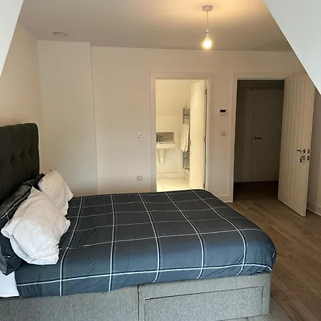 Lush King Ensuite In A Shared Apartman