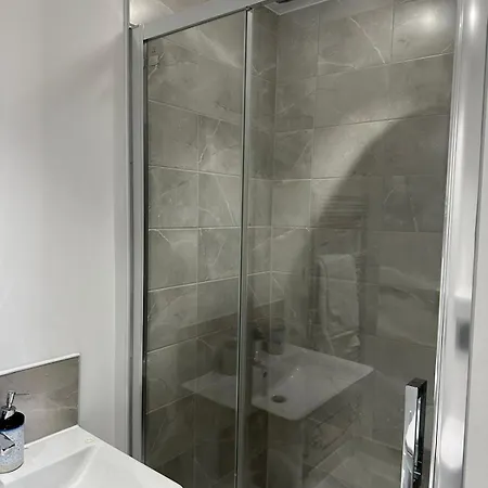 Lush King Ensuite In A Shared Apartman Manchester