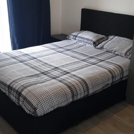Lush King Ensuite In A Shared Apartman