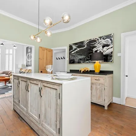 Feriehus Large & Stylish Townhouse King Beds&free Parking