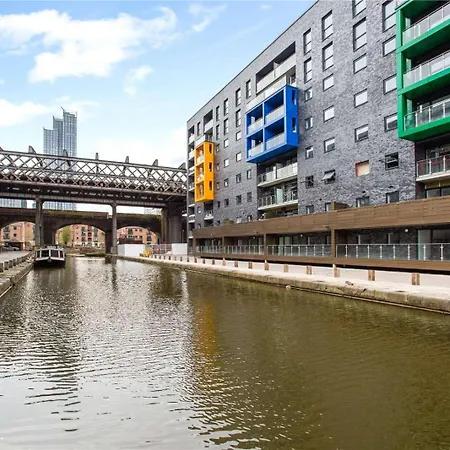 Spacious 2 Bed In Central 아파트