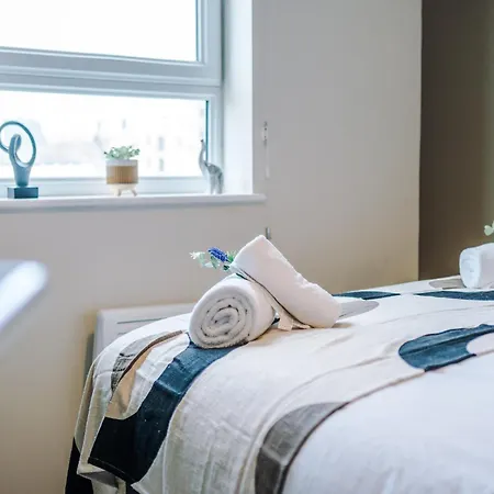 New! Stylish 2-bed In By 53 Degrees Property, Great Location - Sleeps 6! Appartamento