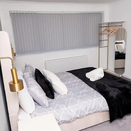 Casa de Férias 3 Bedroom House With En-suite Free Wifi And Parking Manchester